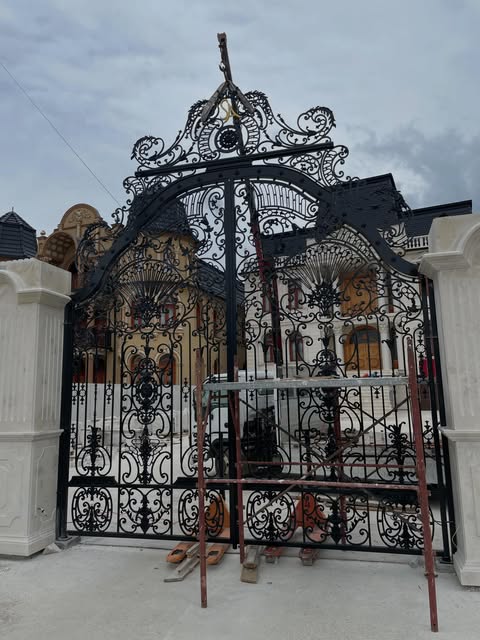 Poartă dublă forjată montată la o vilă